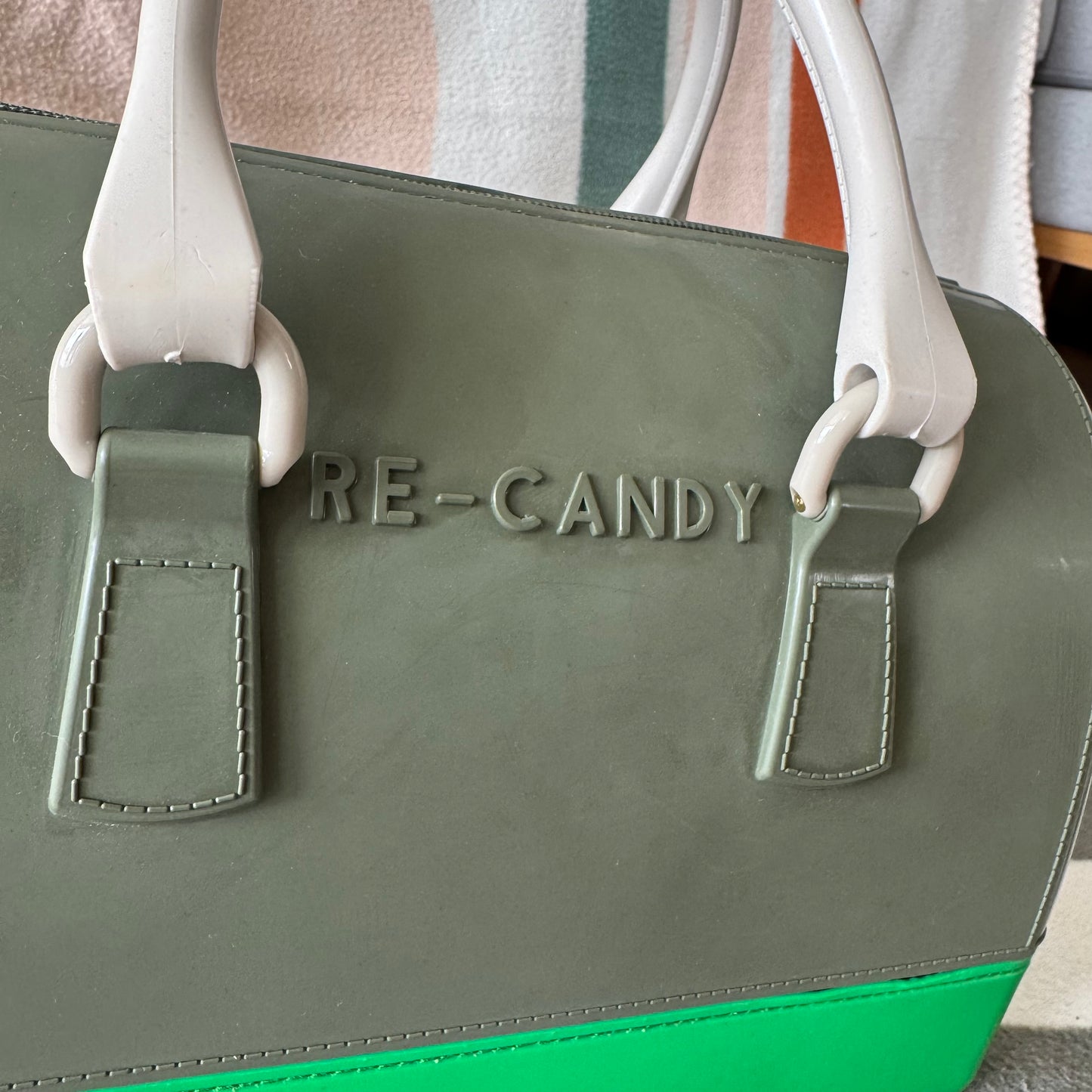 Grüne und graue Tasche