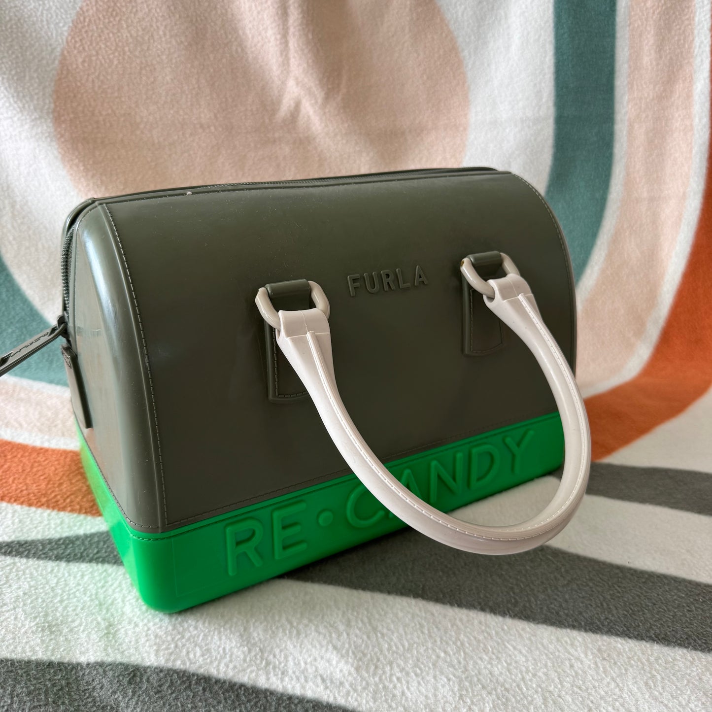 Grüne und graue Tasche