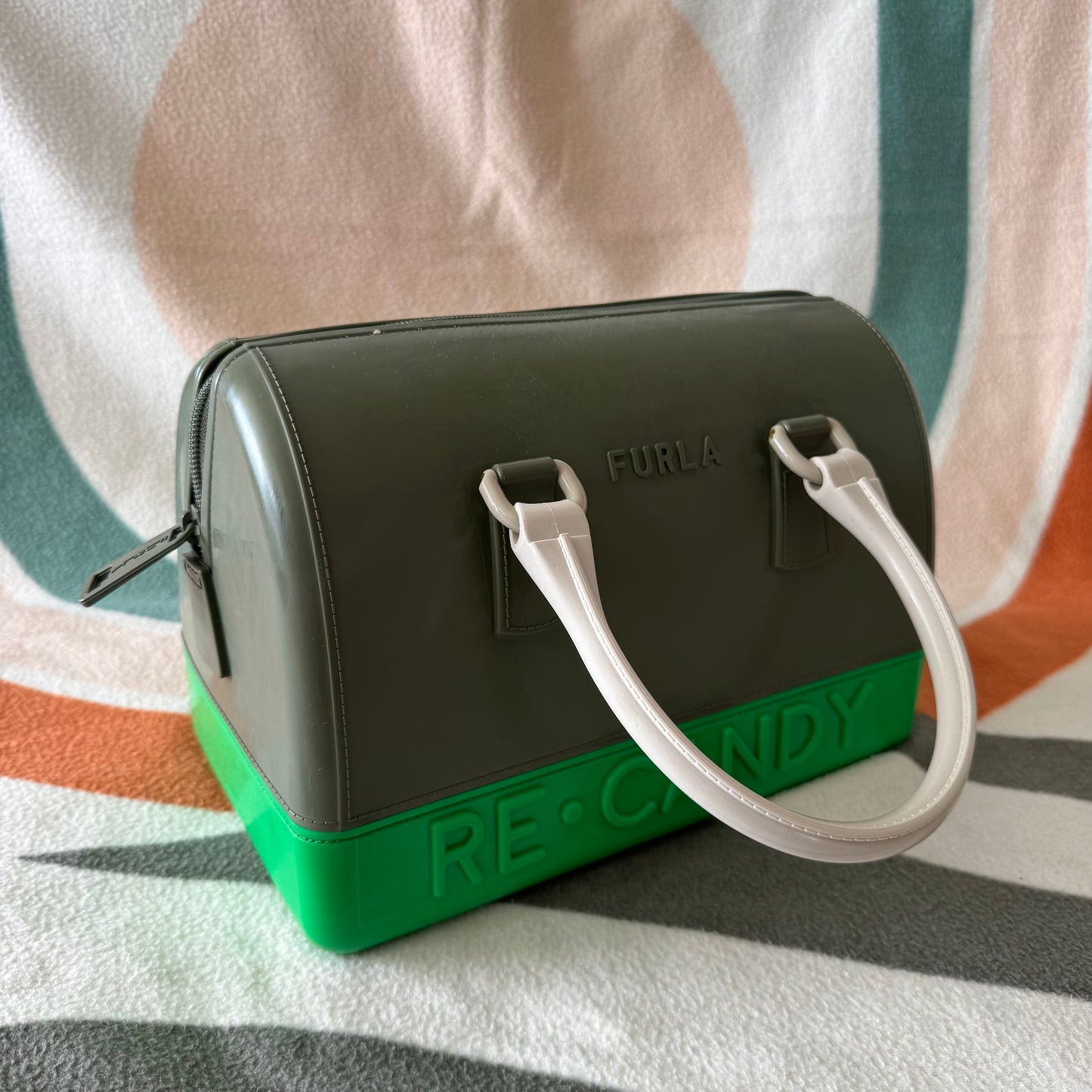 Grüne und graue Tasche