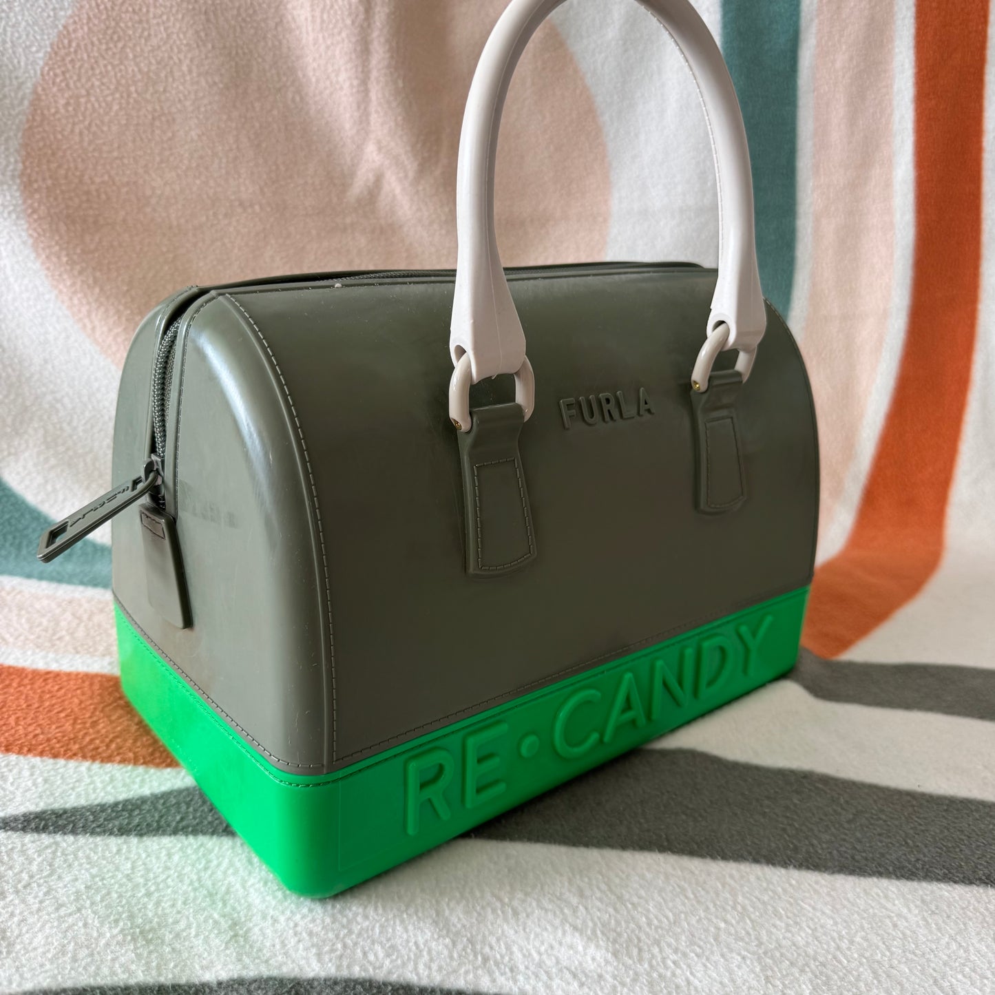 Grüne und graue Tasche