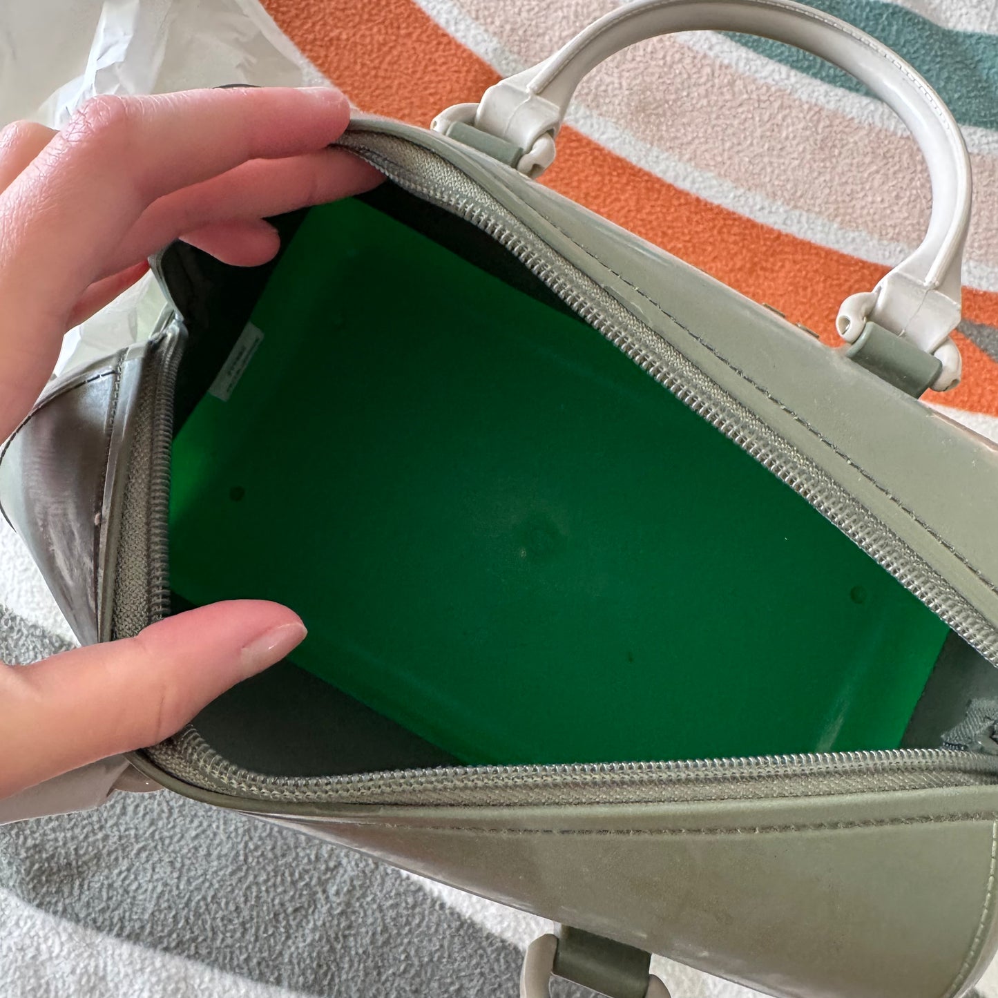 Grüne und graue Tasche