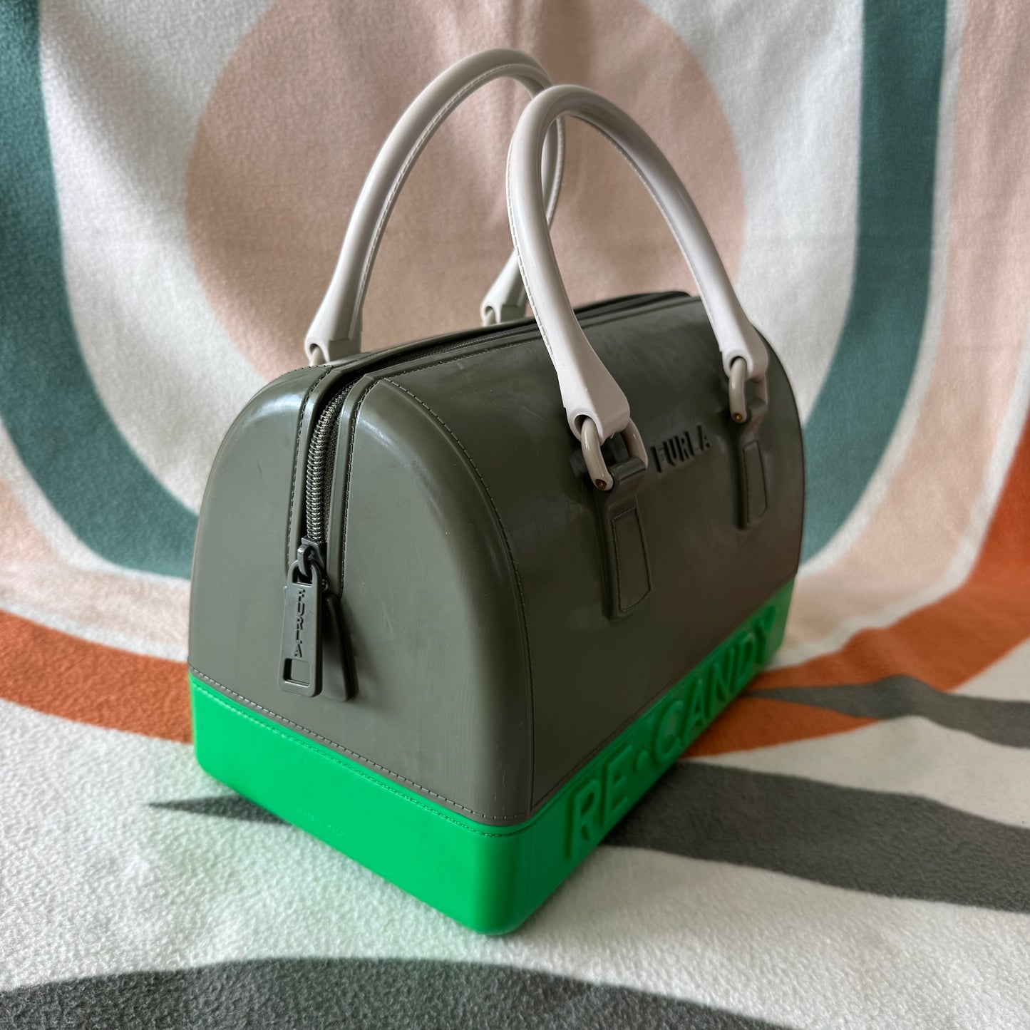 Grüne und graue Tasche