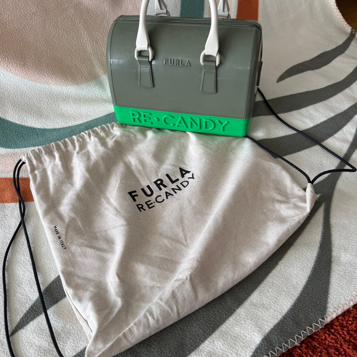 Grüne und graue Tasche