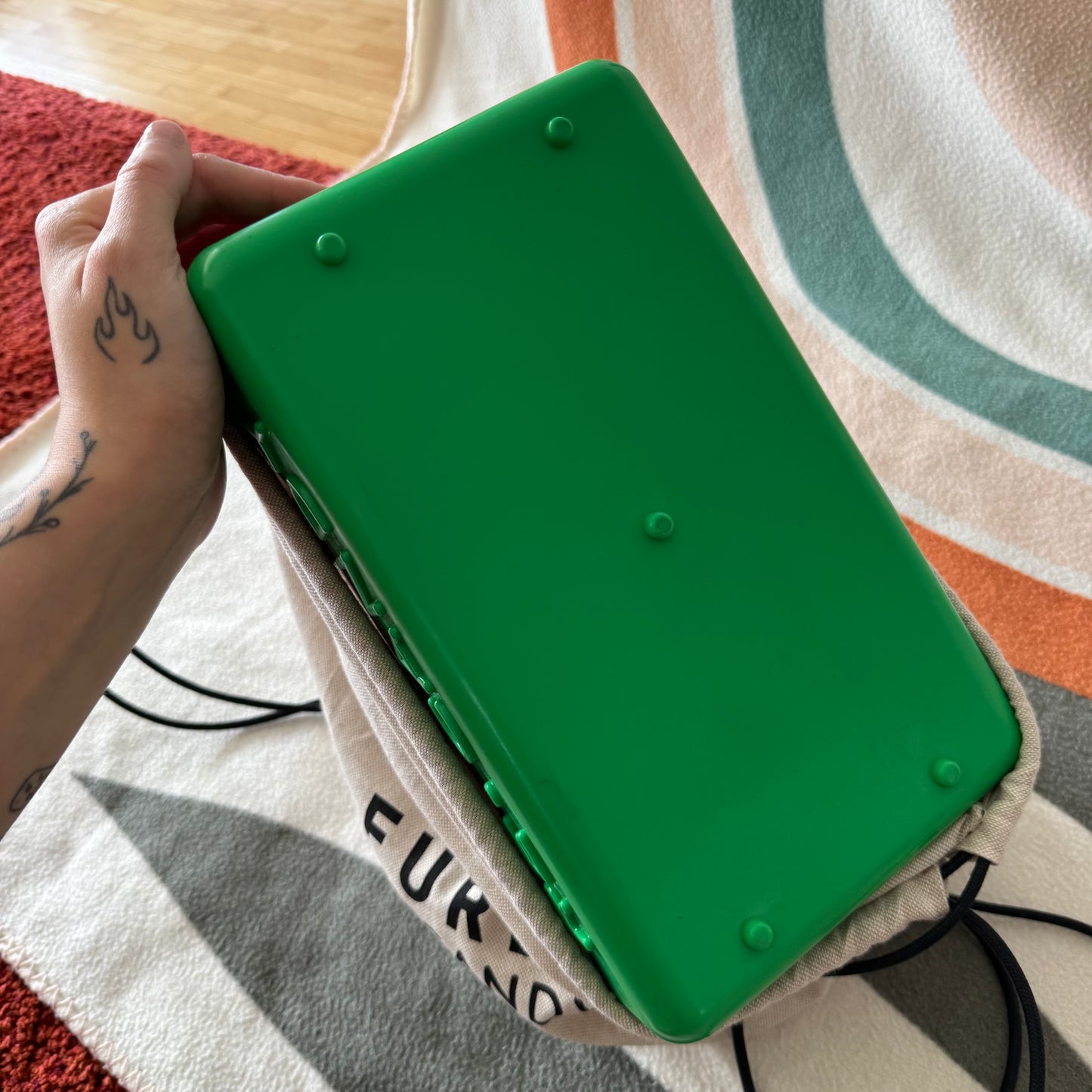 Grüne und graue Tasche