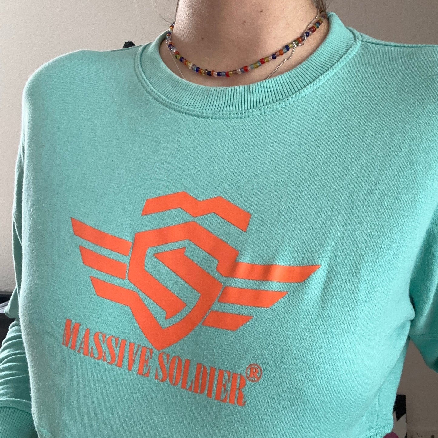 Blauer kurzer Pullover