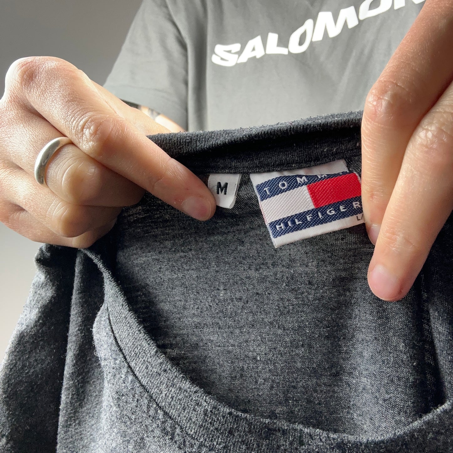 Graues Tommy Hilfiger-Shirt | Bern