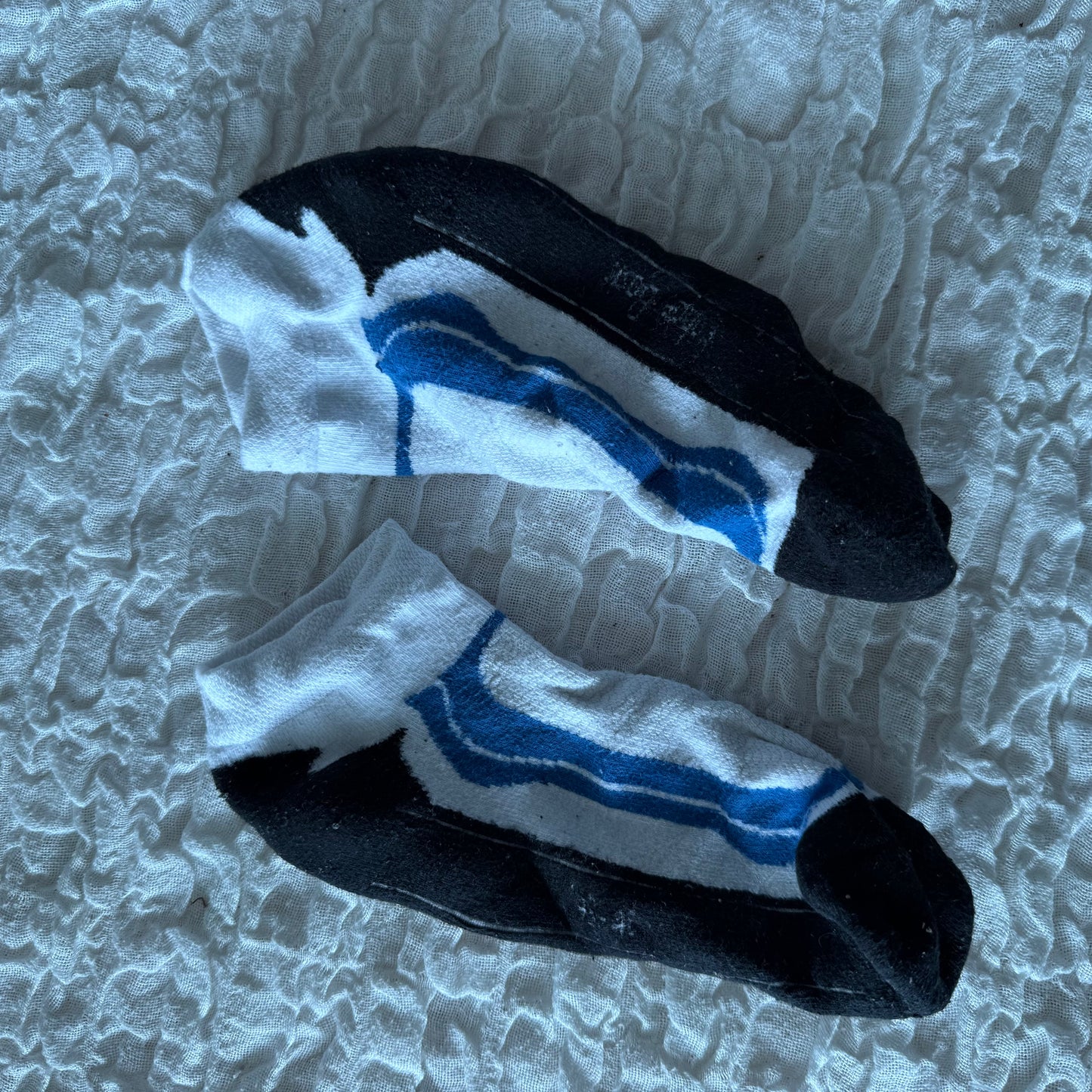 Weiße Socken mit blauen und schwarzen Details