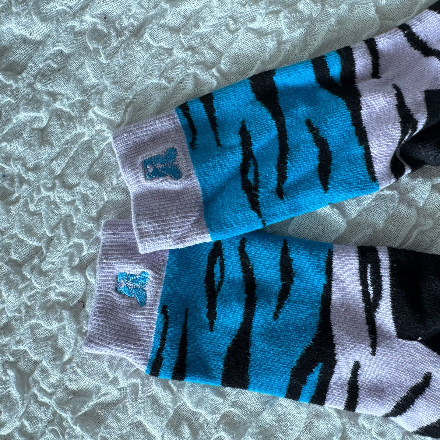 Chaussettes bleues, violettes et jaunes