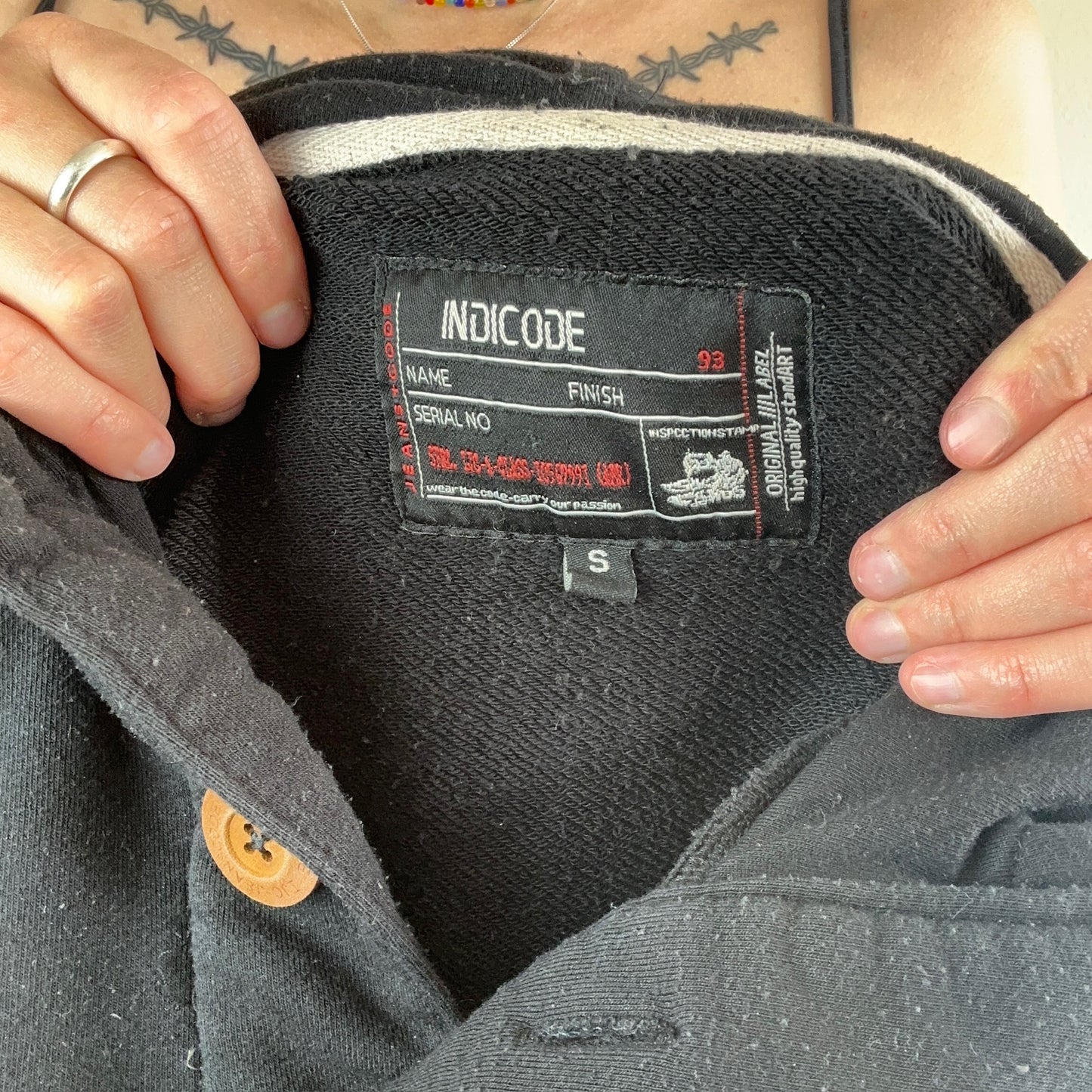 Schwarzer Kapuzenpullover