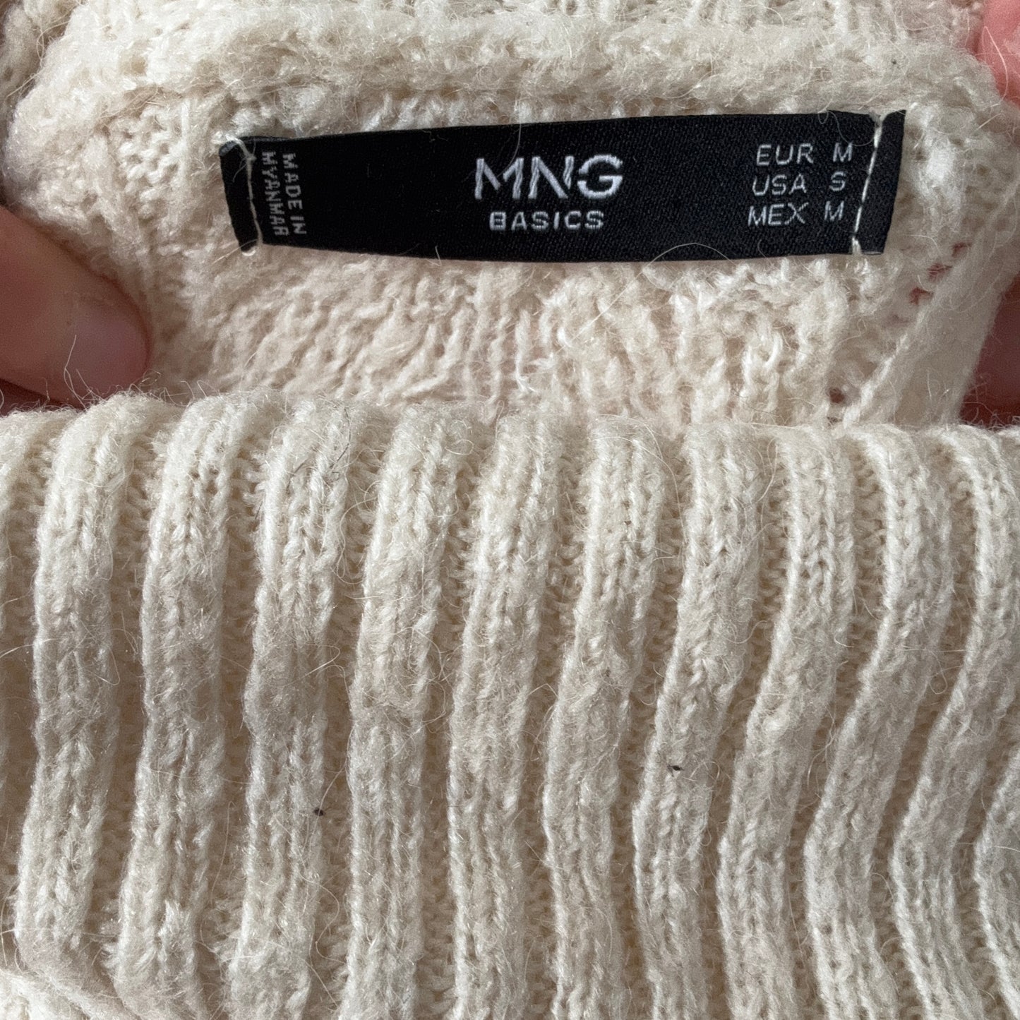 Beigefarbener Rollkragenpullover