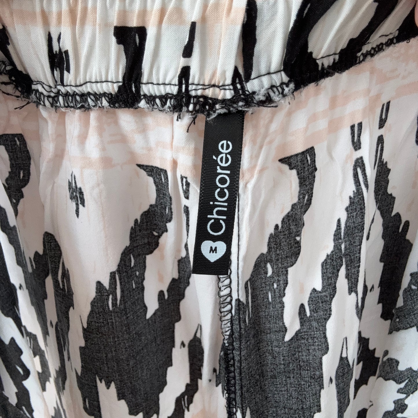 Pantalon blanc à motifs noirs et roses