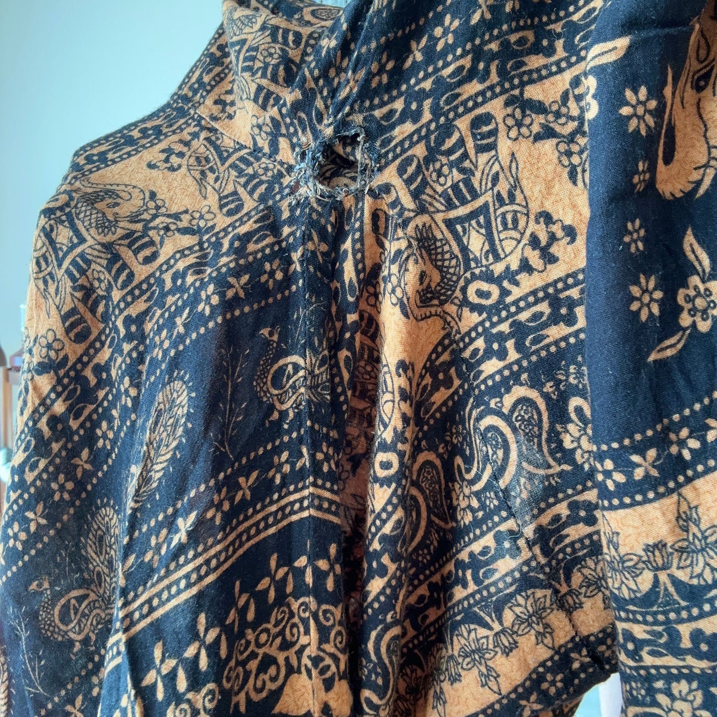 Pantalon noir avec des éléphants orange