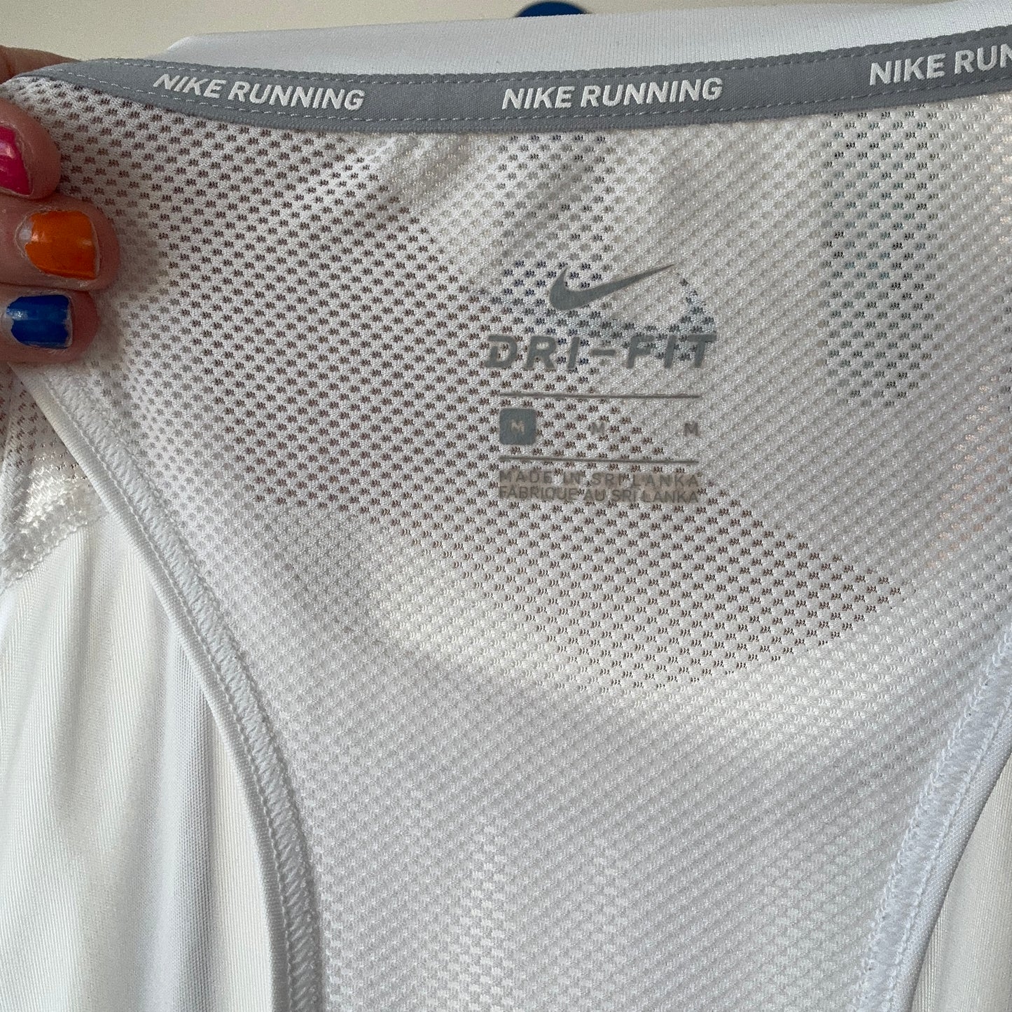 Weißes Nike-Oberteil