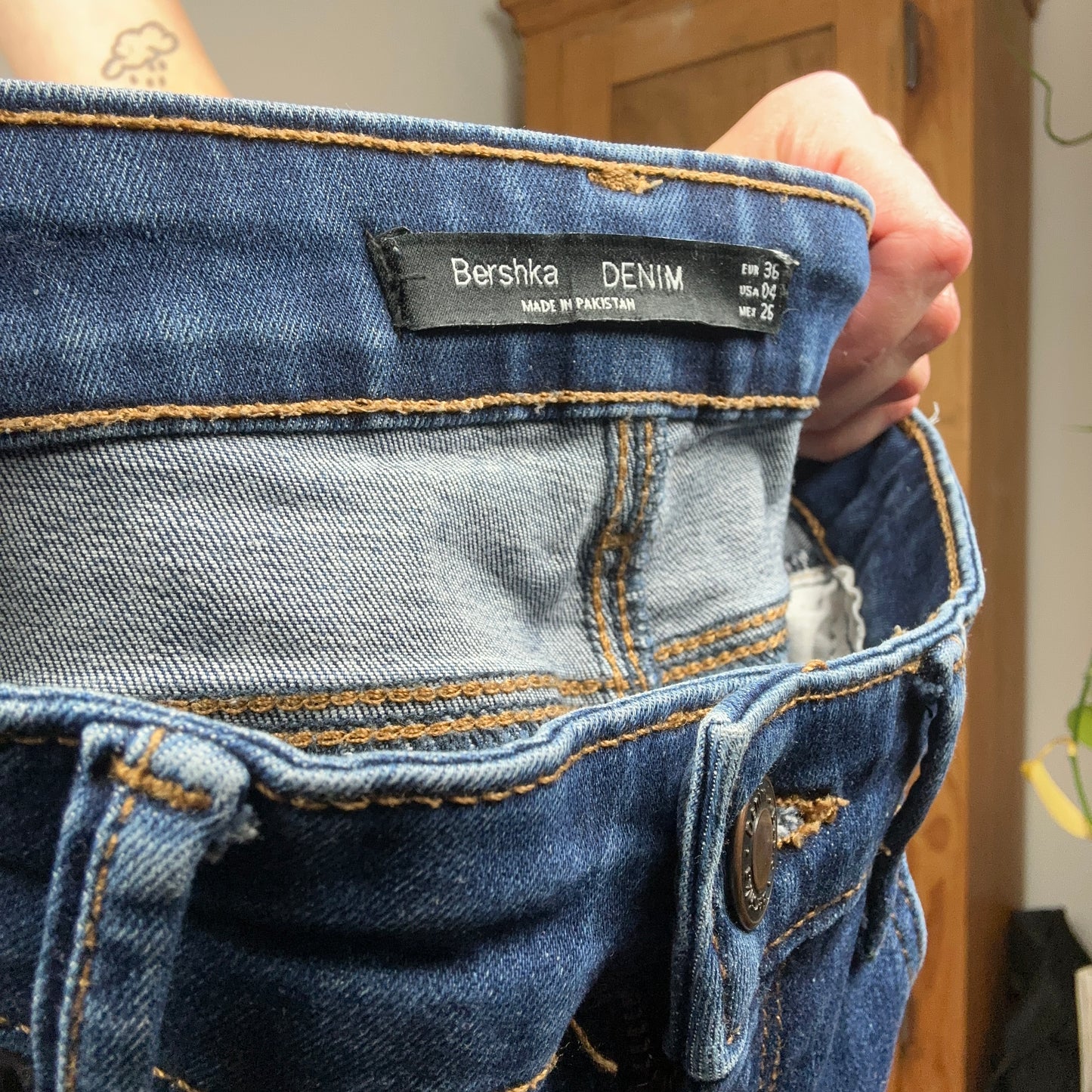 Blue Jeans with one ripped knee | Bern