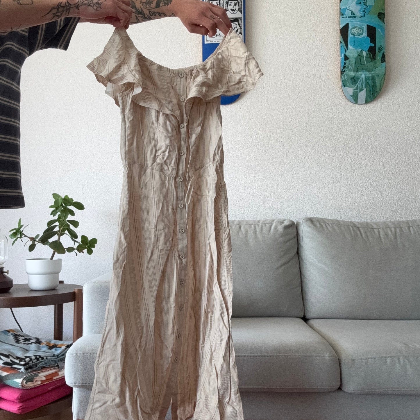 Beiges Kleid