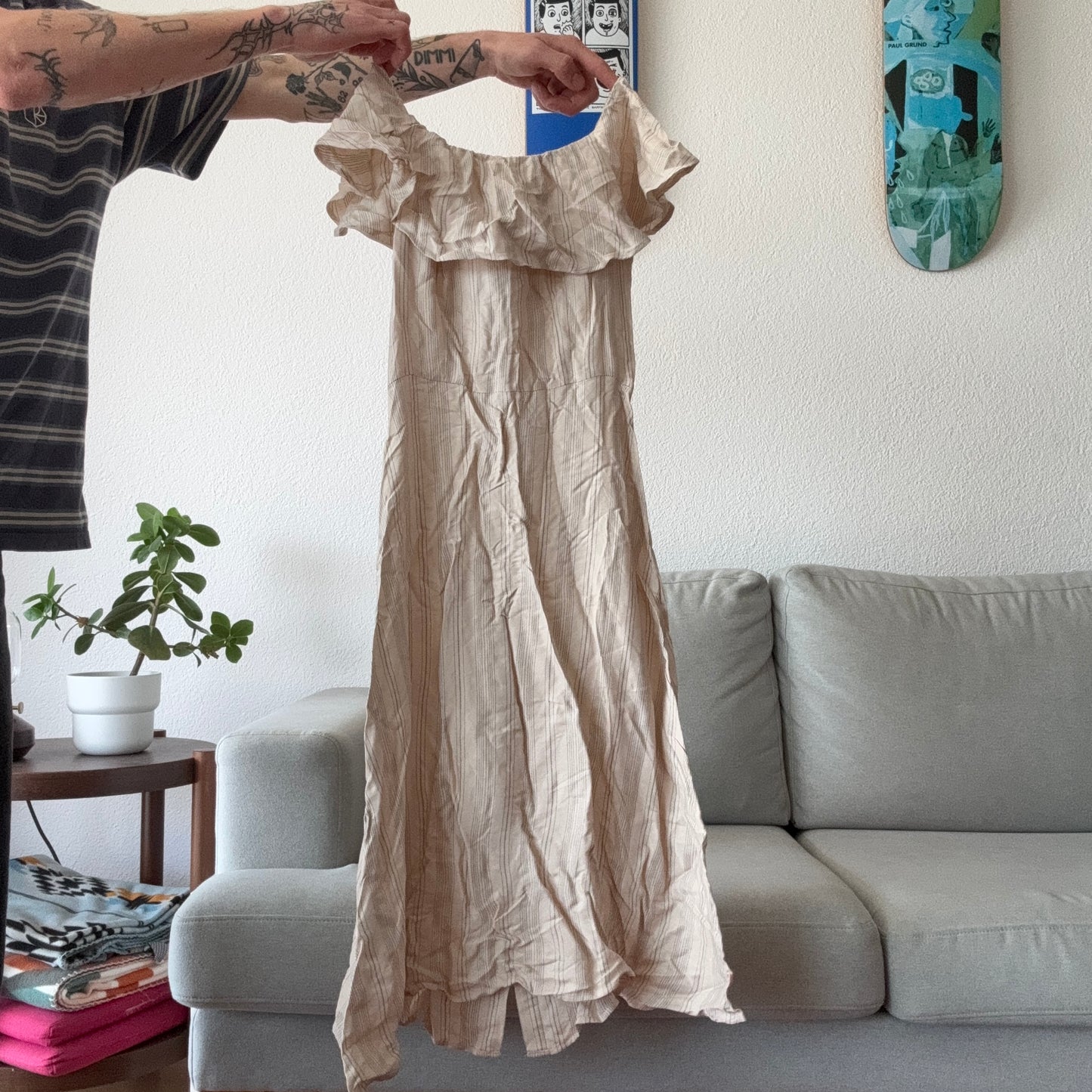 Beiges Kleid