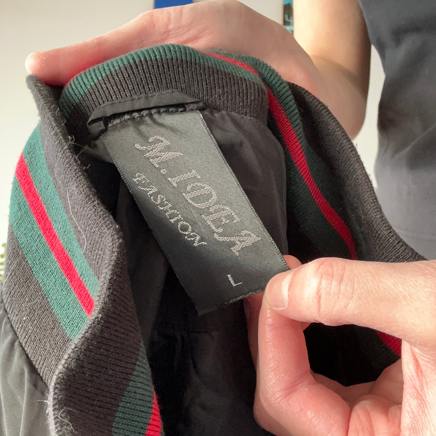 Veste noire avec détails rouges et verts | Berne