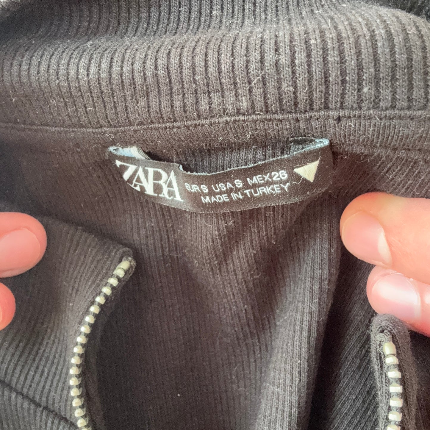 Schwarzes Top mit Reißverschluss