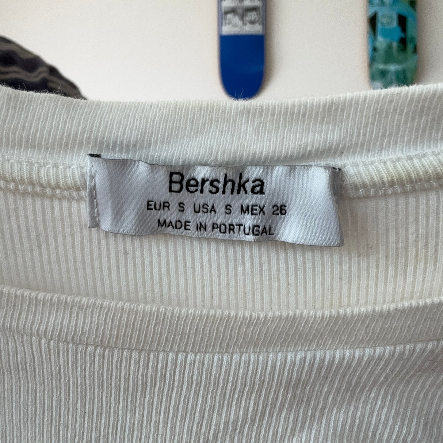 Weißes Cropped-Shirt mit rotem Print