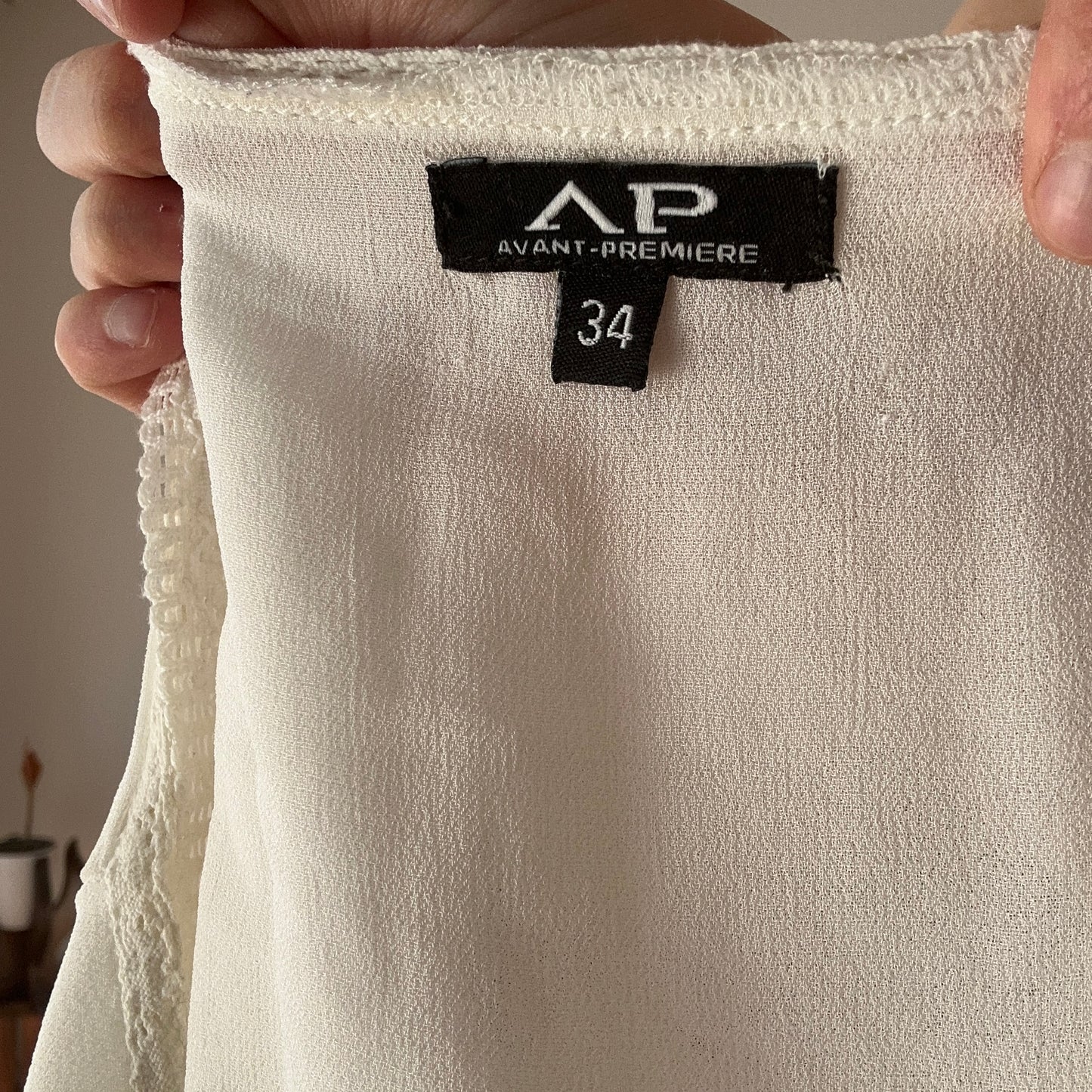 Haut blanc avec de jolis détails en dentelle sur le devant | Bern