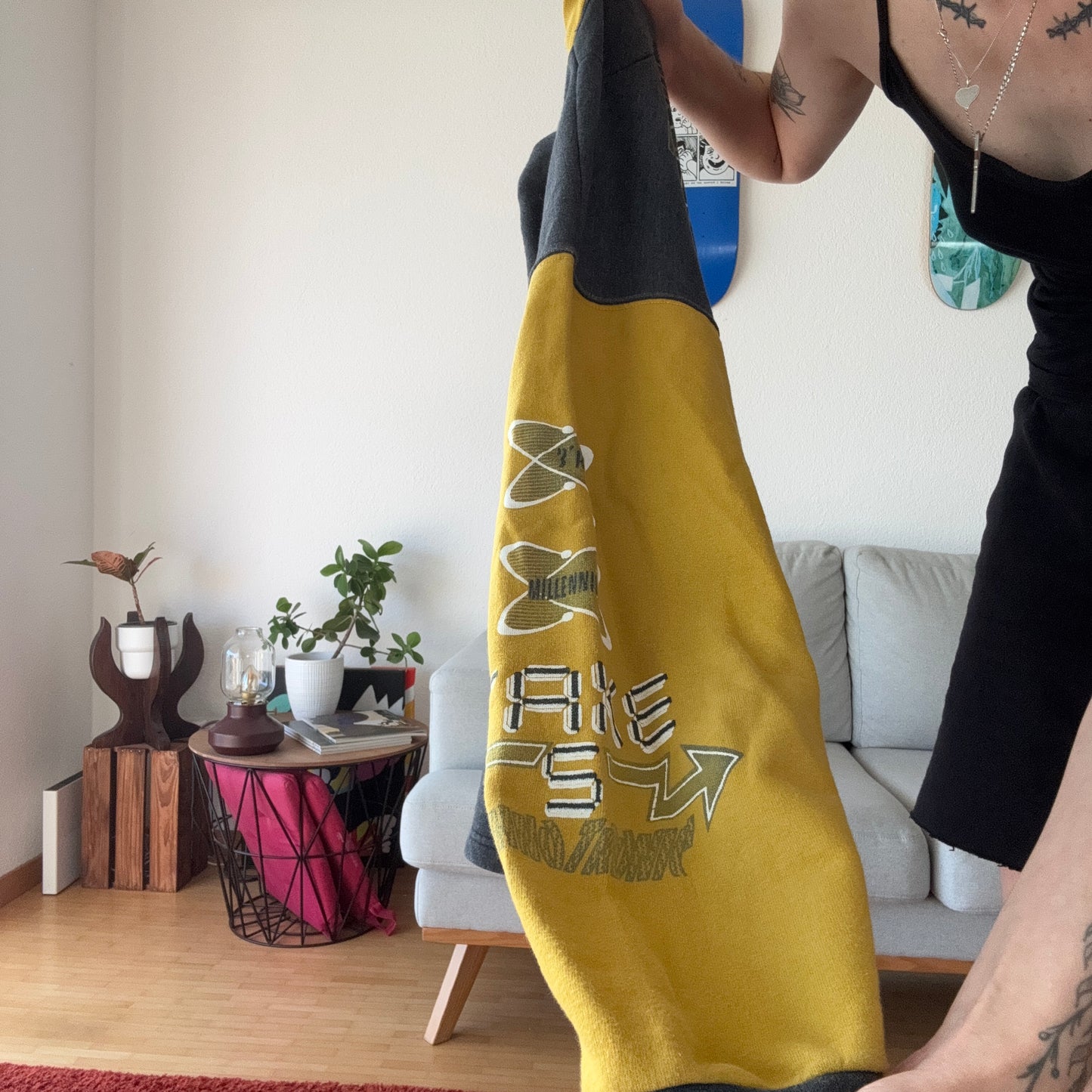 Grauer und gelber Pullover