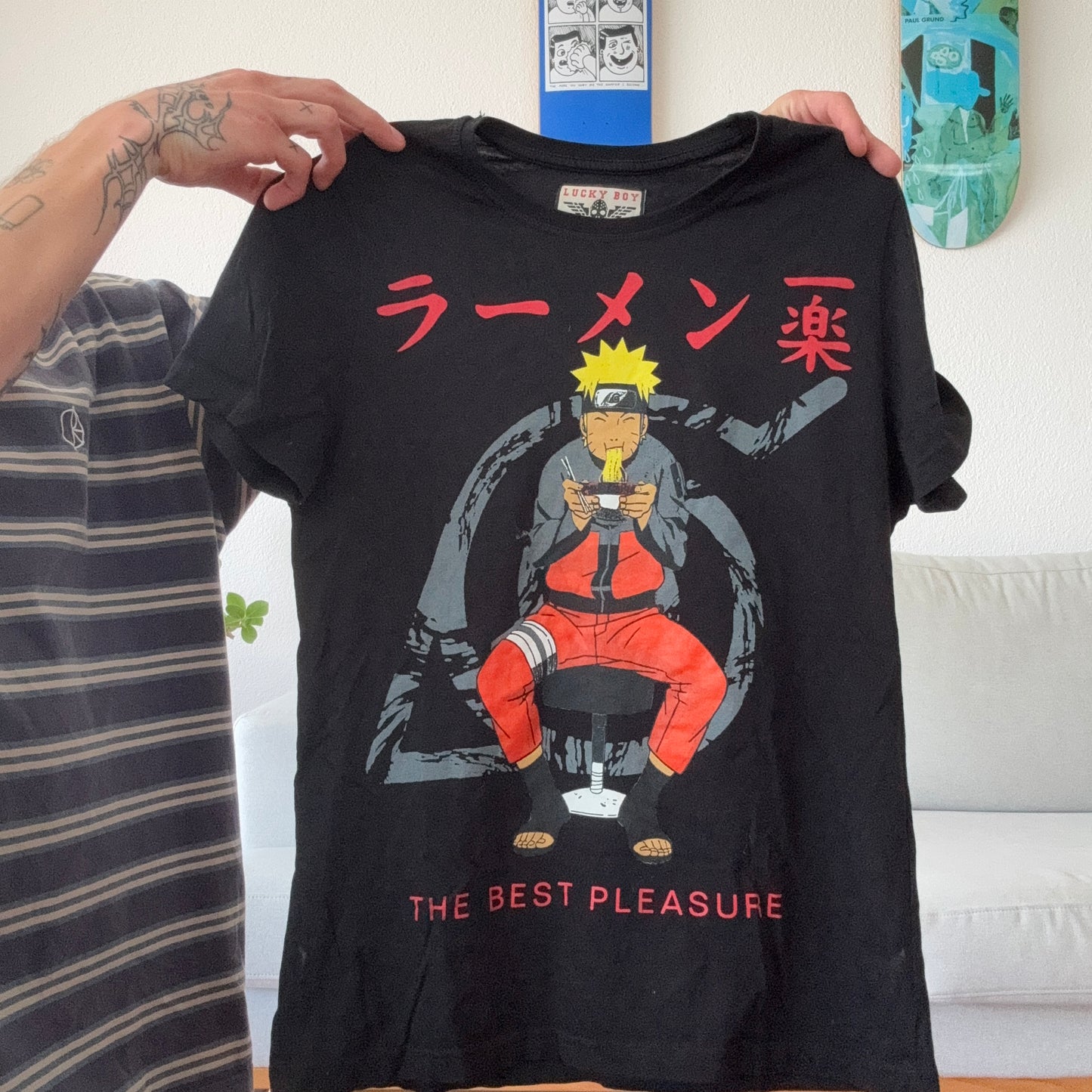 Schwarzes Shirt mit Naruto-Print