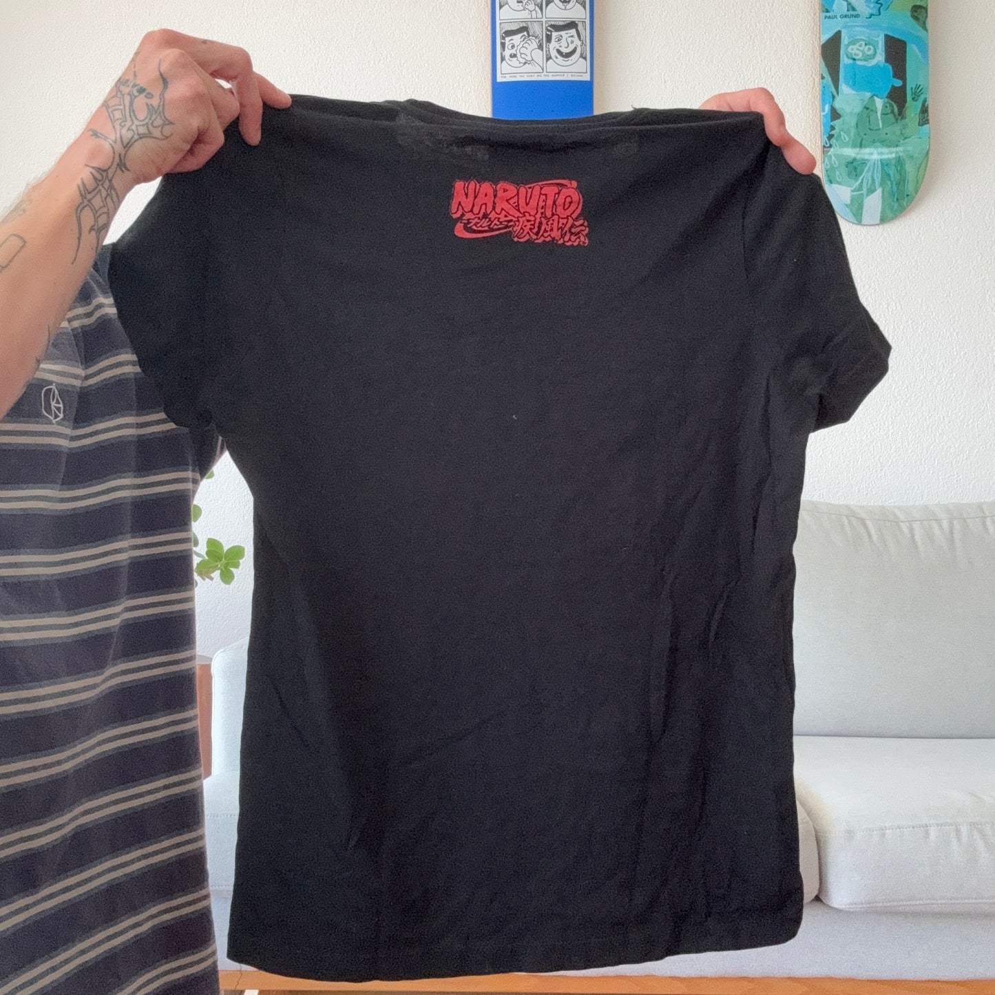 Schwarzes Shirt mit Naruto-Print