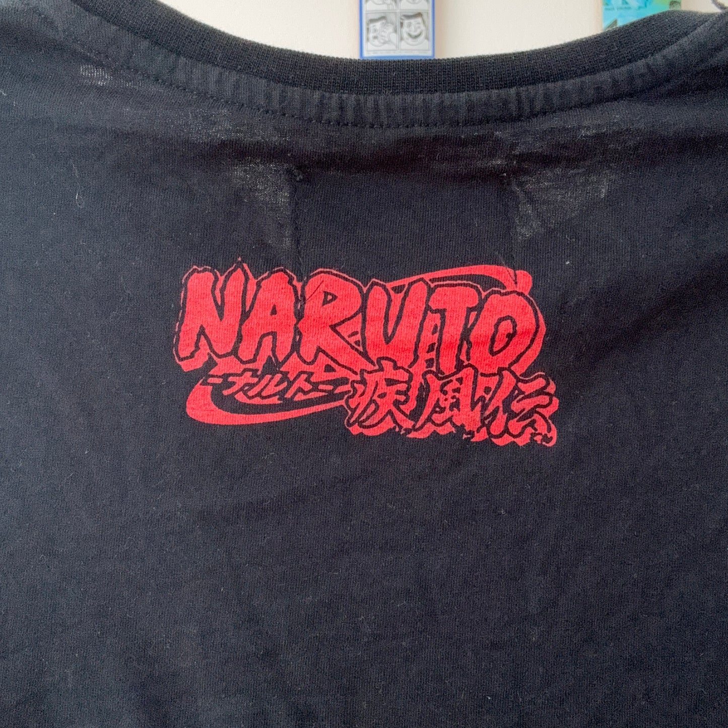Schwarzes Shirt mit Naruto-Print
