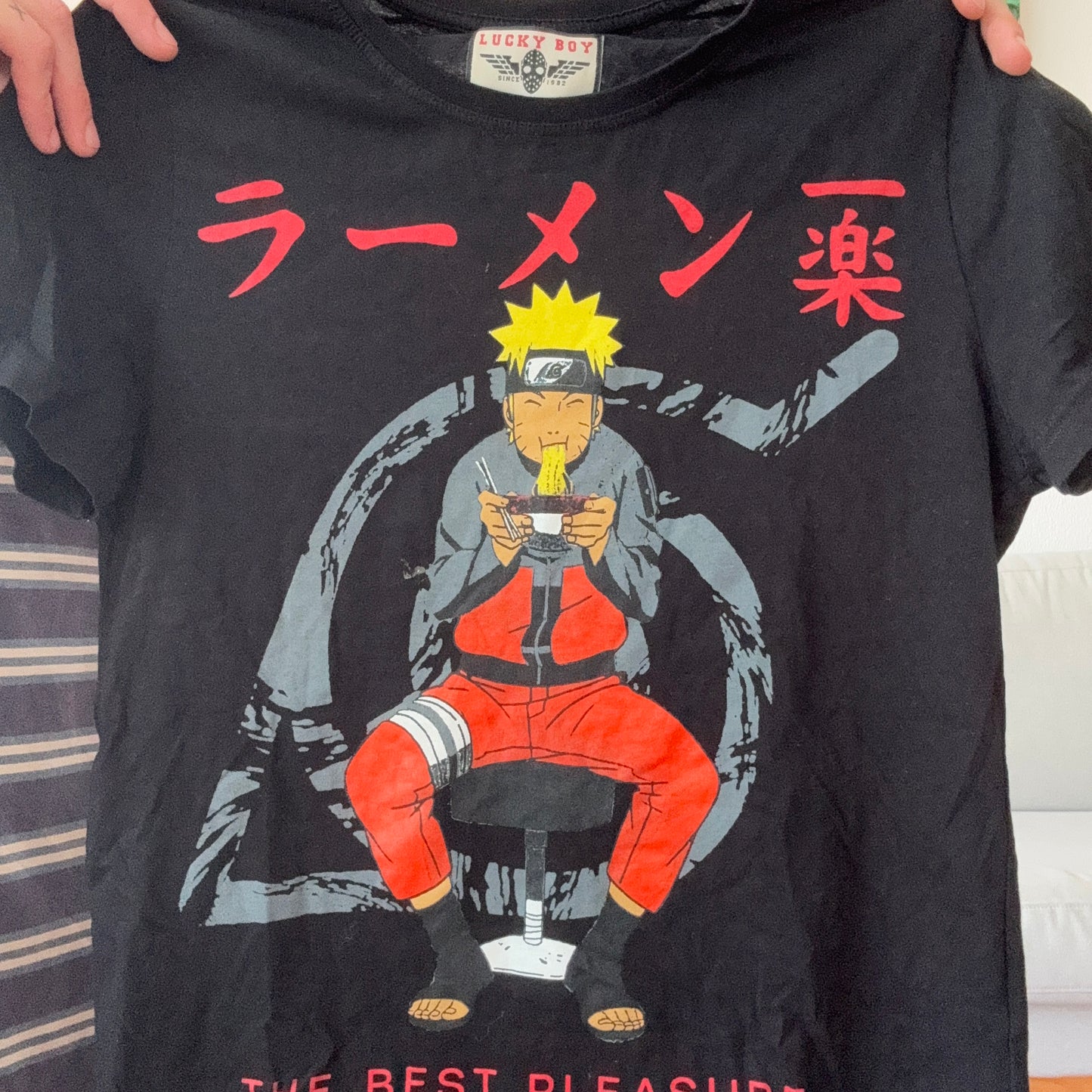 Schwarzes Shirt mit Naruto-Print