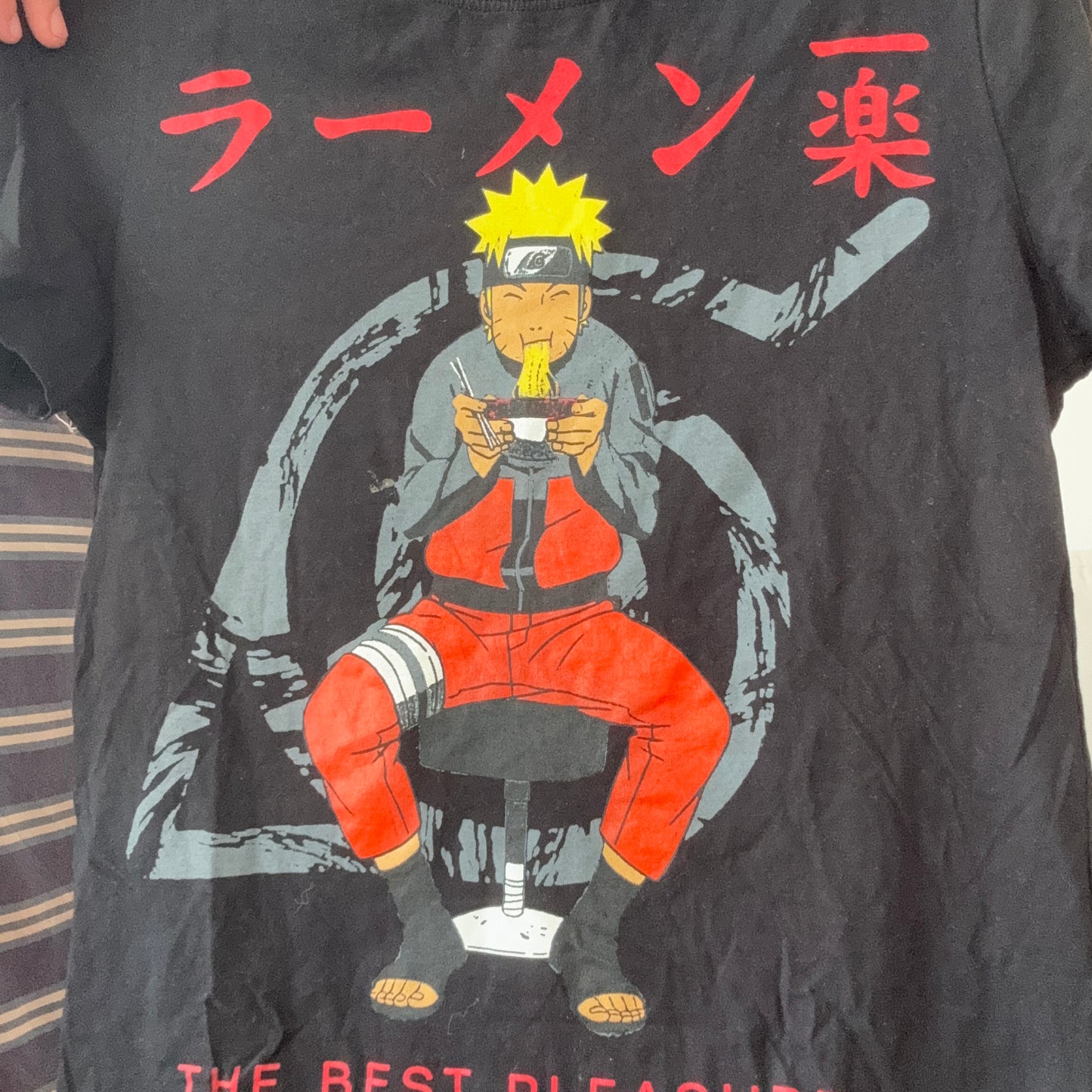Schwarzes Shirt mit Naruto-Print