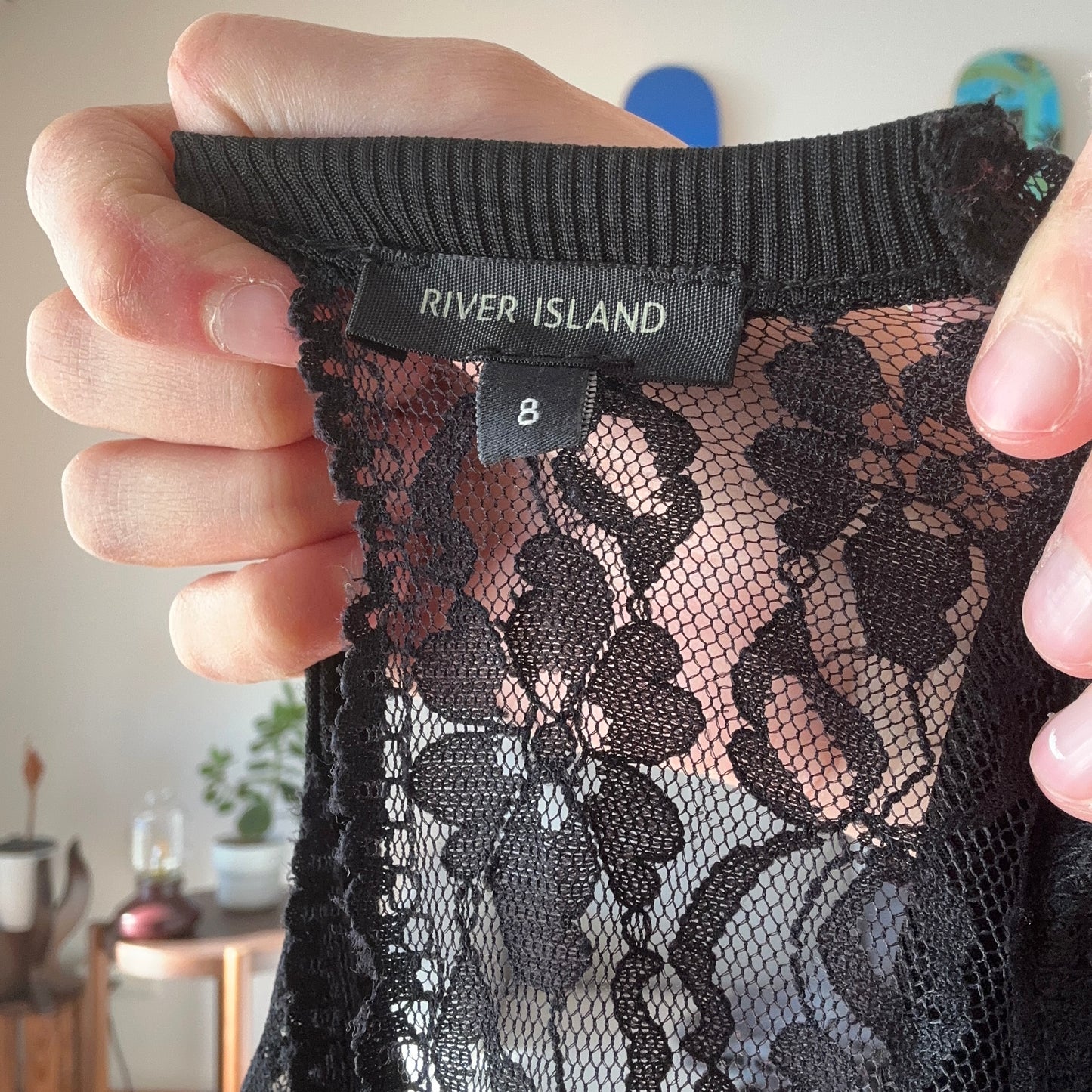 Chemise noire avec de jolis détails en dentelle | Bern