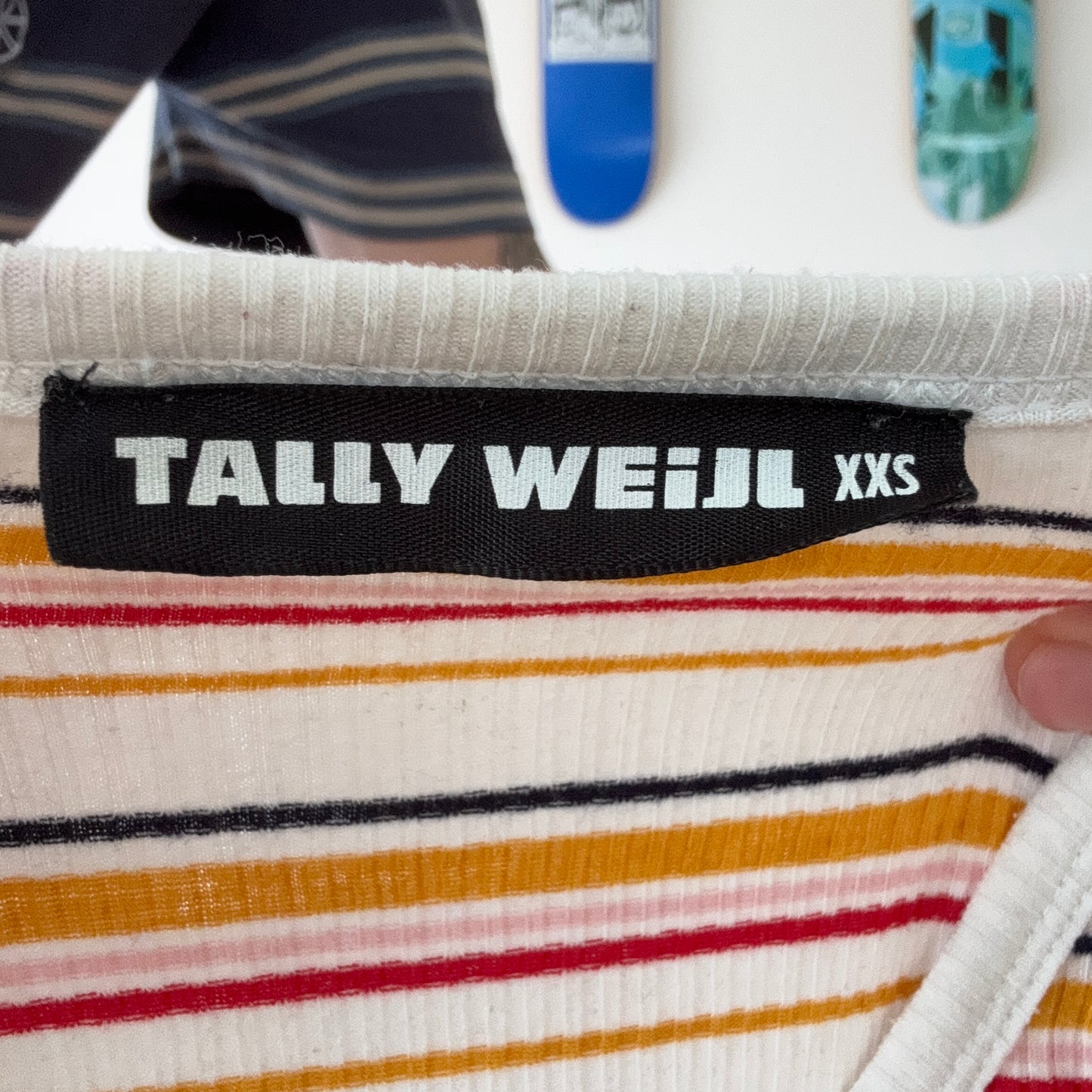 T-Shirt blanche à rayures colorées