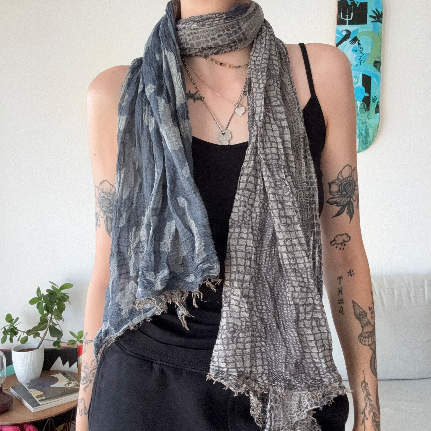 Grauer/Beige und blauer Schal