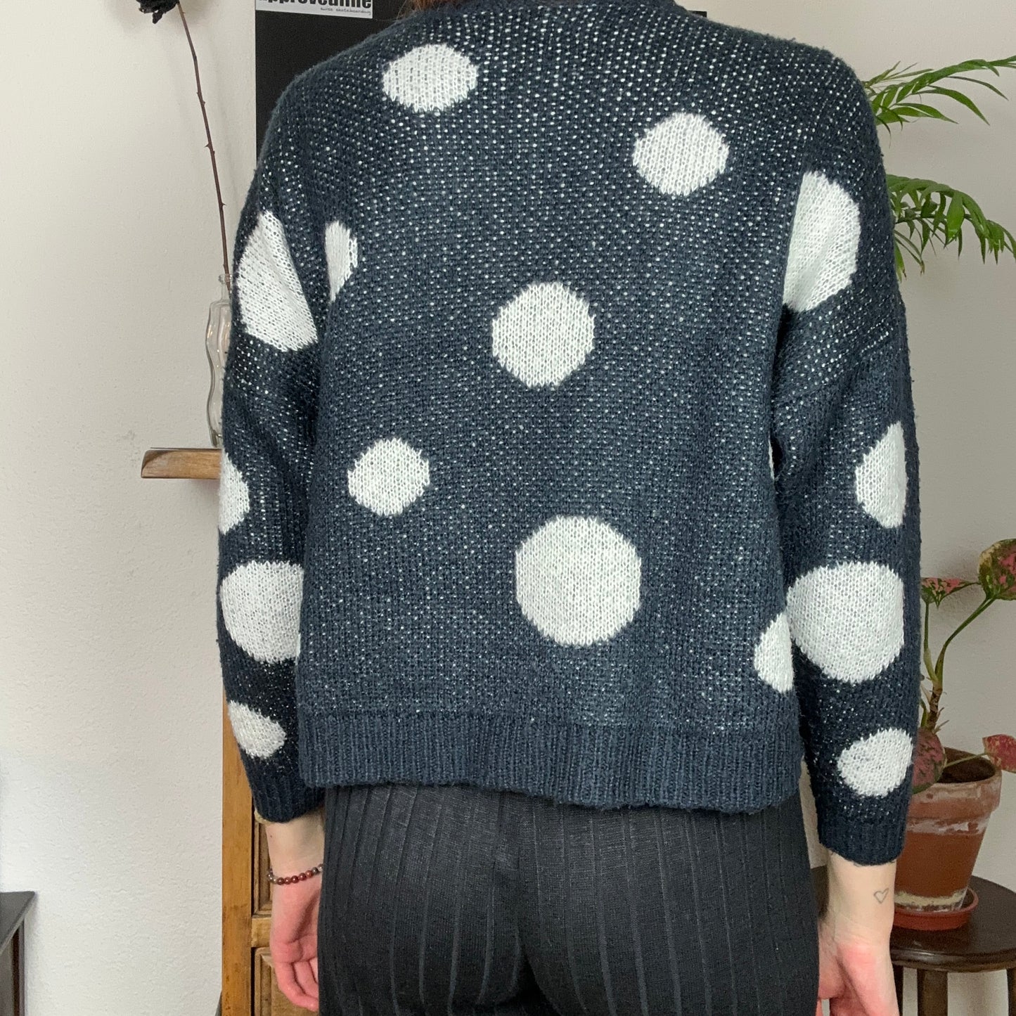 Pull en maille noire à pois blancs | Rangement