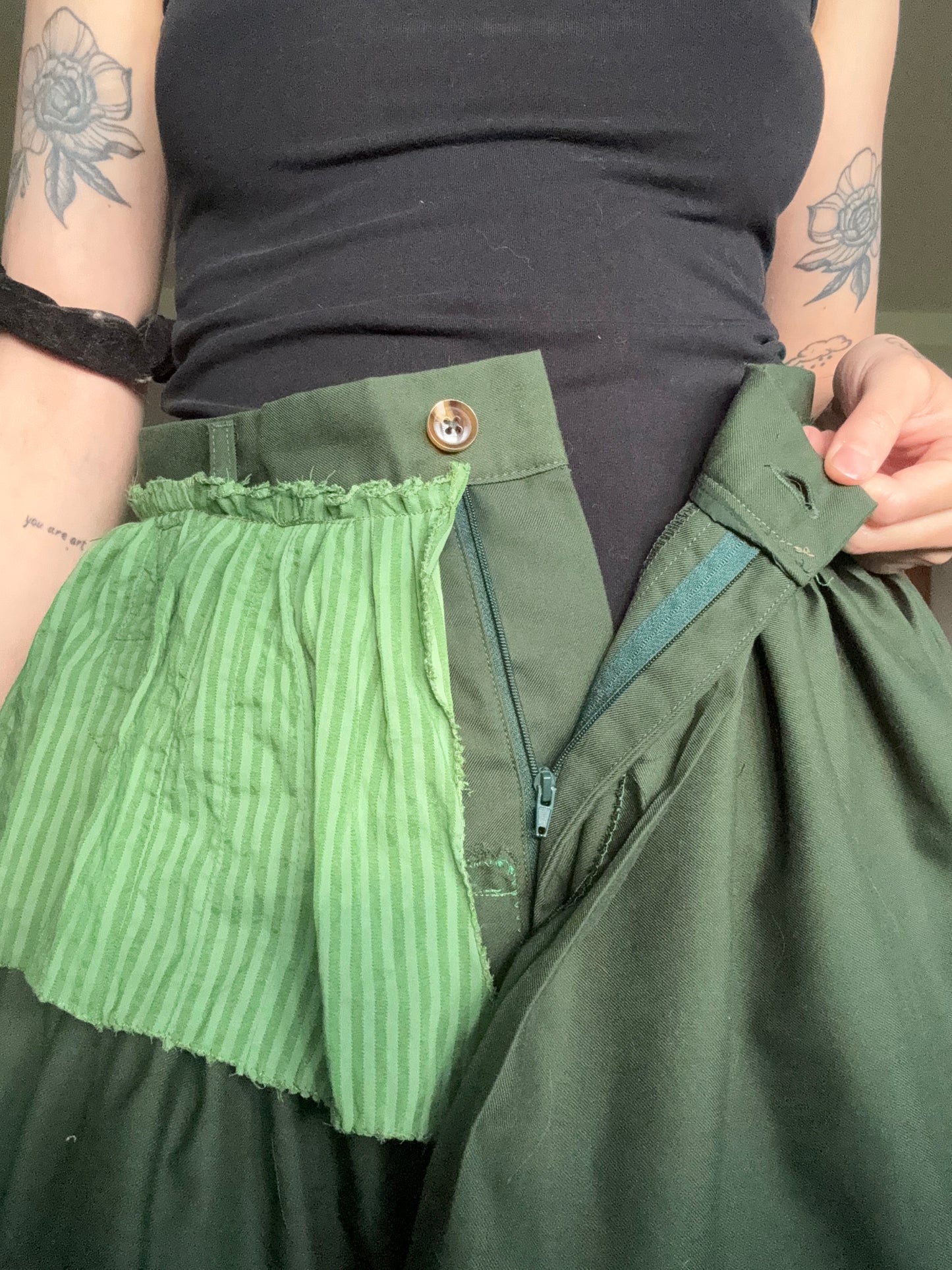 Upgecyclter asymmetrischer Patchwork-Rock – Größe M