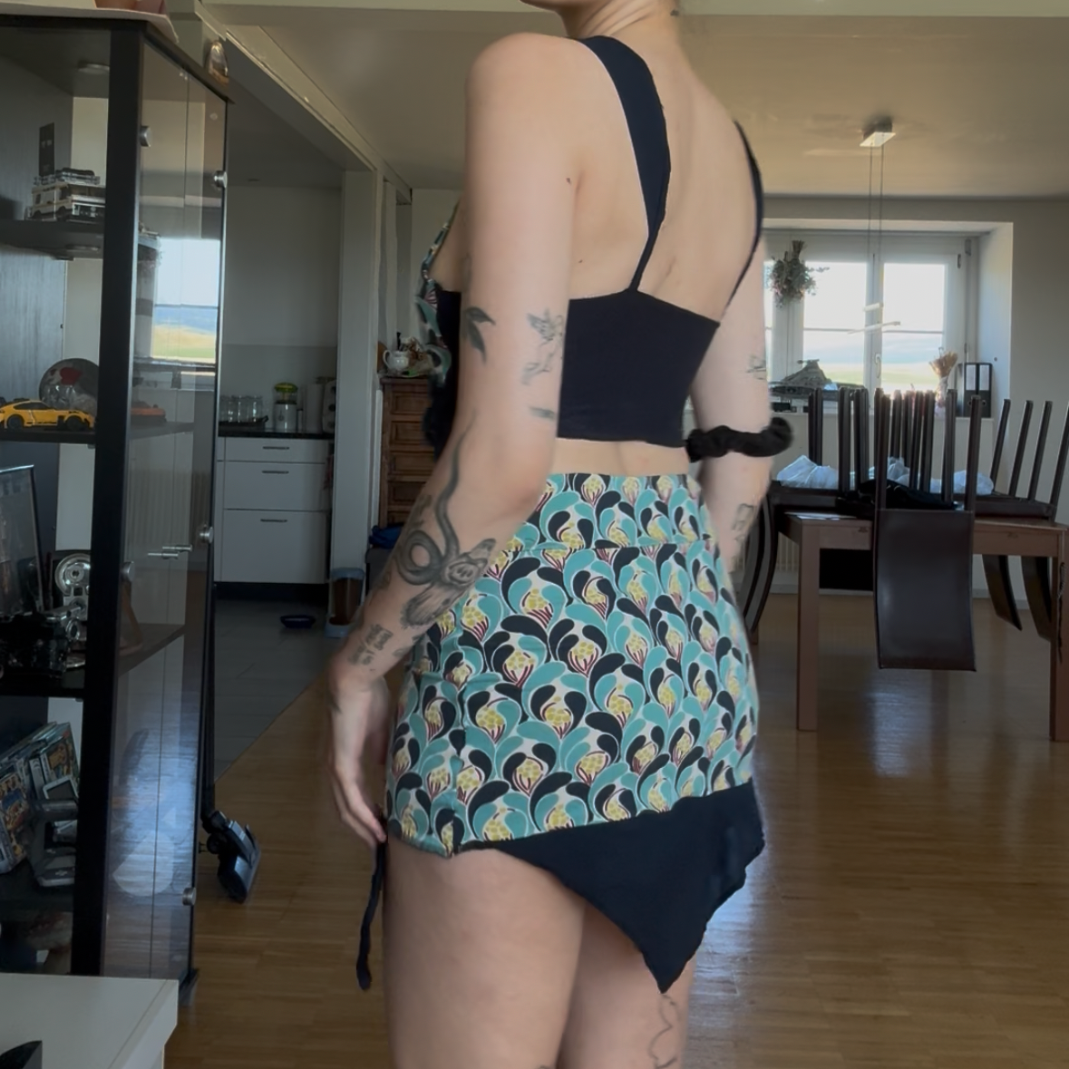 Ensemble Deux Pièces Upcyclé (Haut & Mini-Jupe Asymétrique)