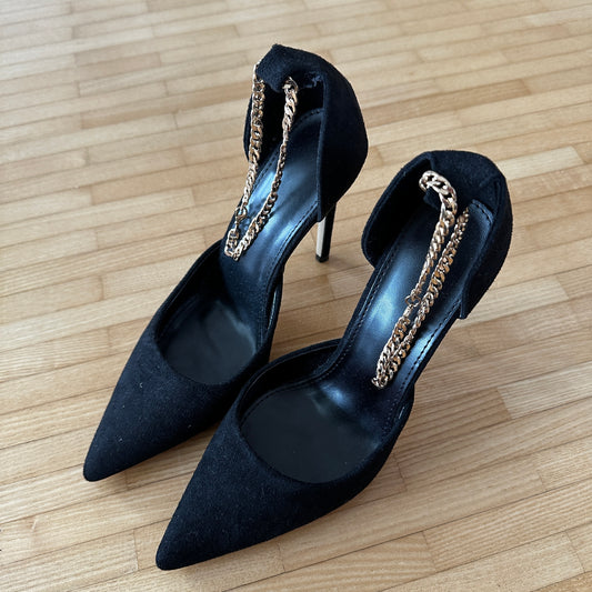 Schwarze Highheels mit goldener Kette | Bern