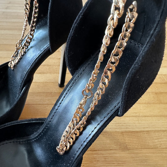 Schwarze Highheels mit goldener Kette | Bern