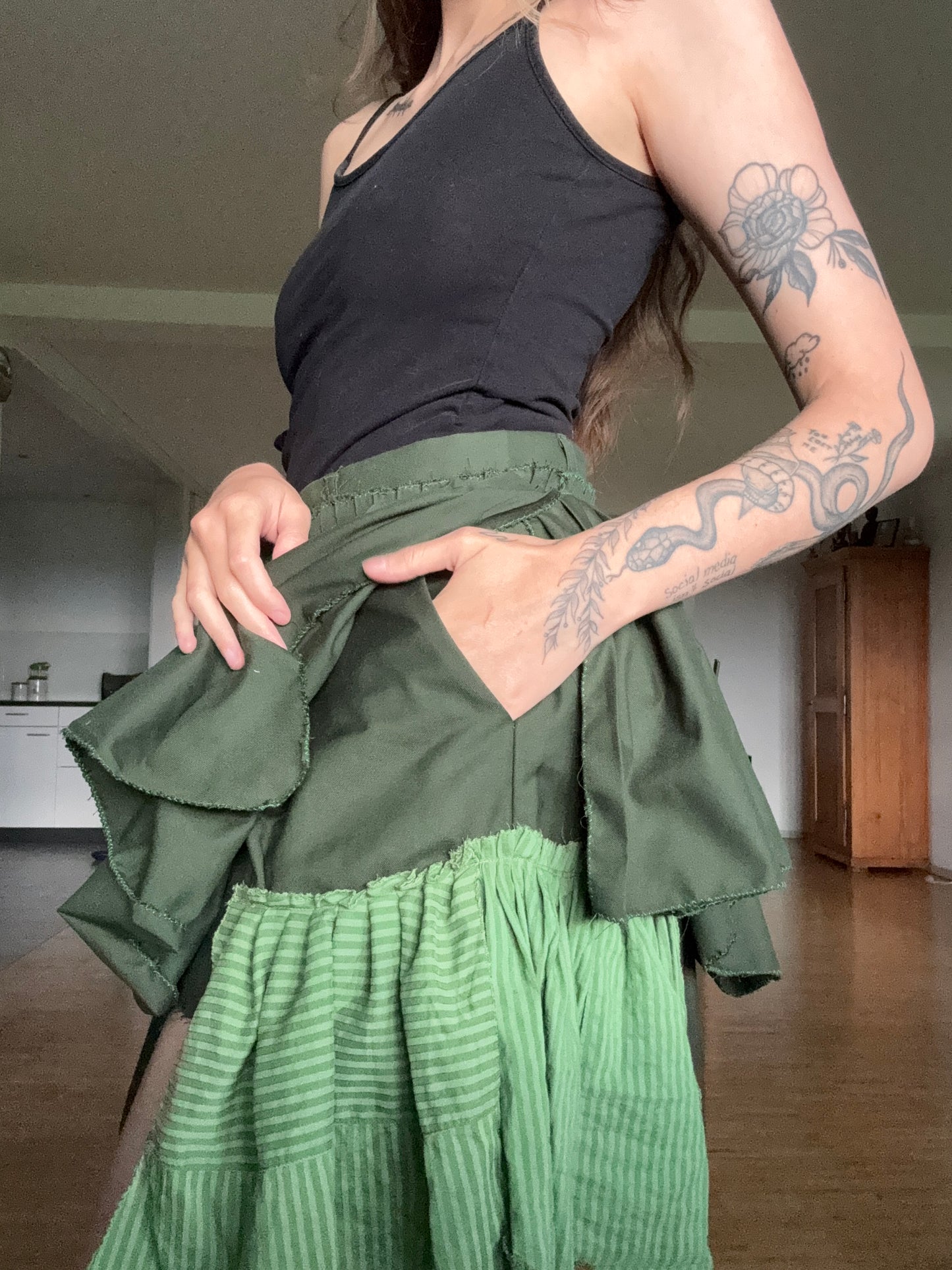 Upgecyclter asymmetrischer Patchwork-Rock – Größe M