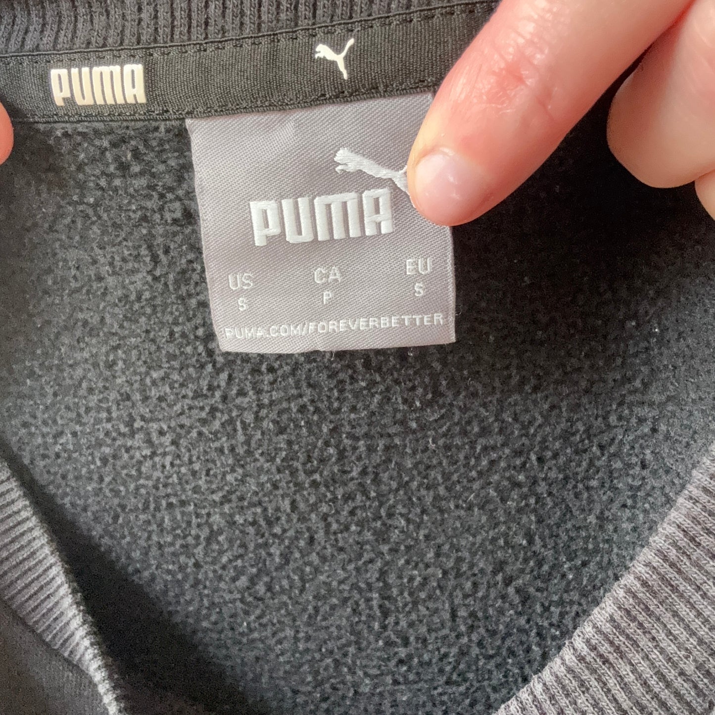 Schwarzer PUMA-Pullover