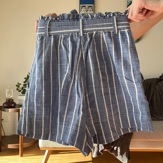 Short bleu à rayures blanches