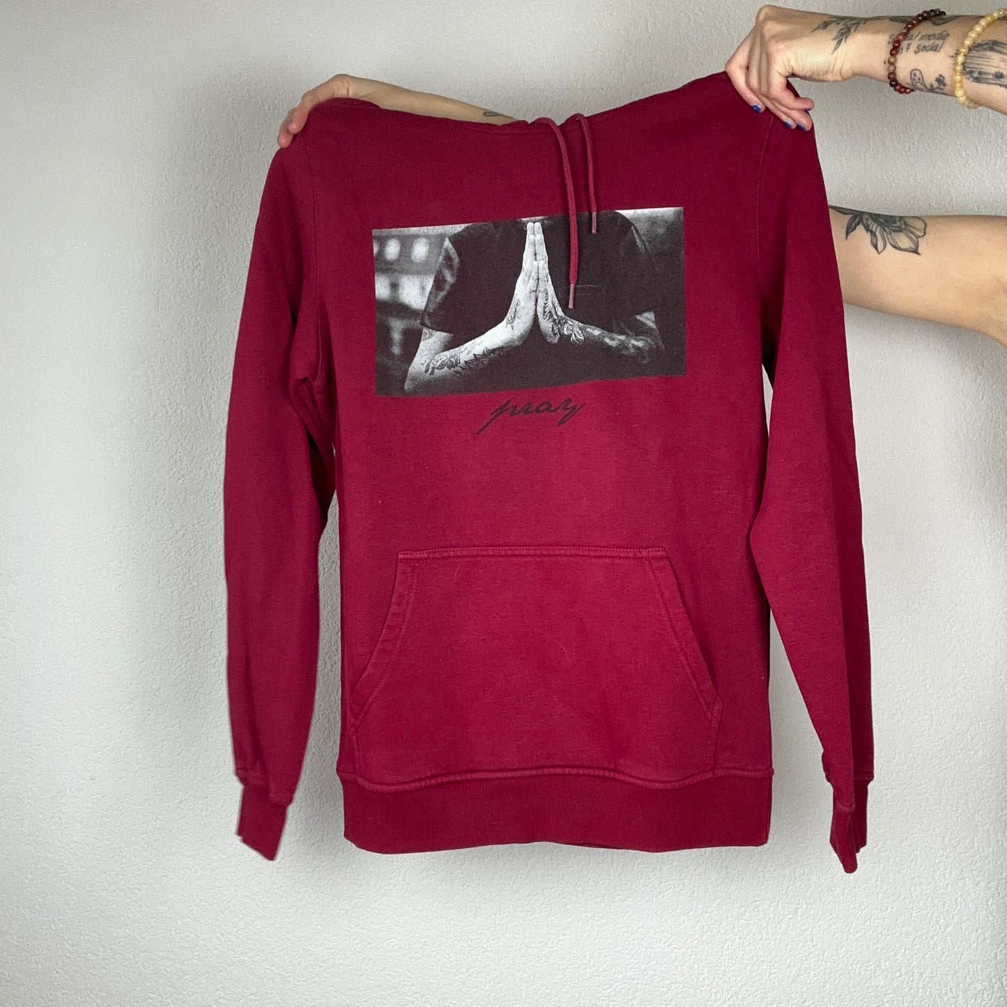 Roter Mister Tee Hoodie mit Frontprint | Bern