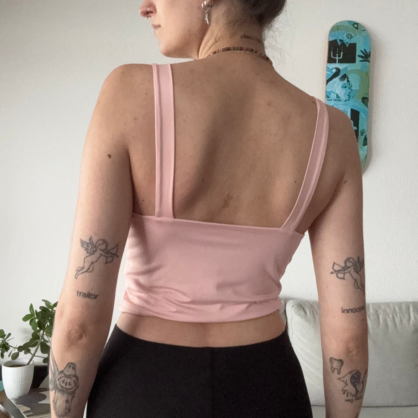 Rosafarbenes, kurzes Top