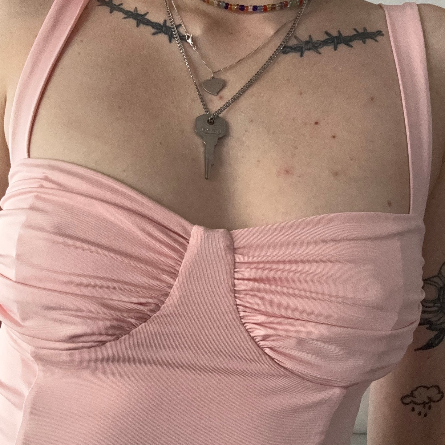 Rosafarbenes, kurzes Top