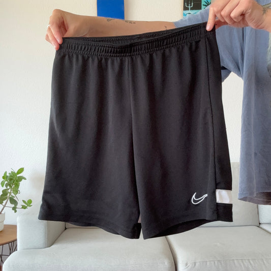Schwarze Nike-Shorts