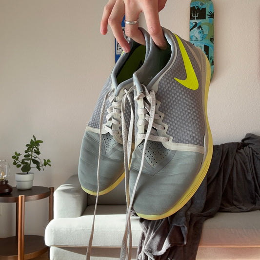 Graue und neongelbe Nike-Schuhe