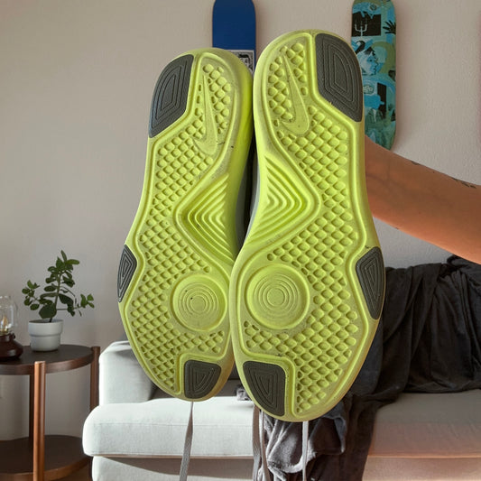 Graue und neongelbe Nike-Schuhe