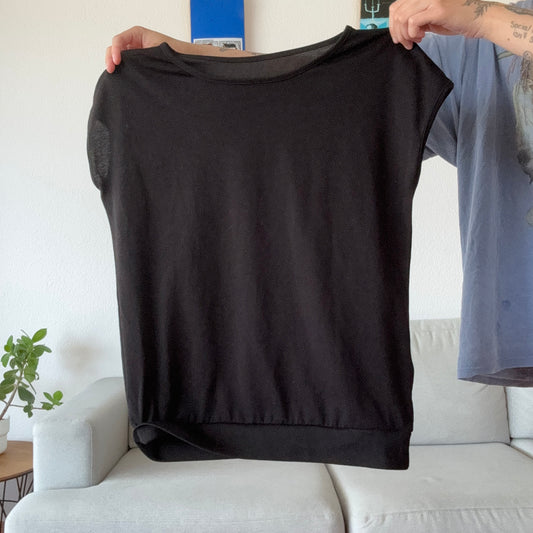 Schwarzes Shirt mit Rückendruck