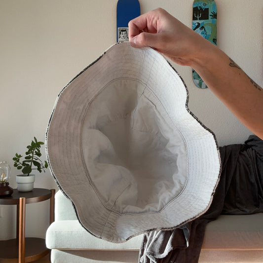 Chapeau bob réversible noir et blanc