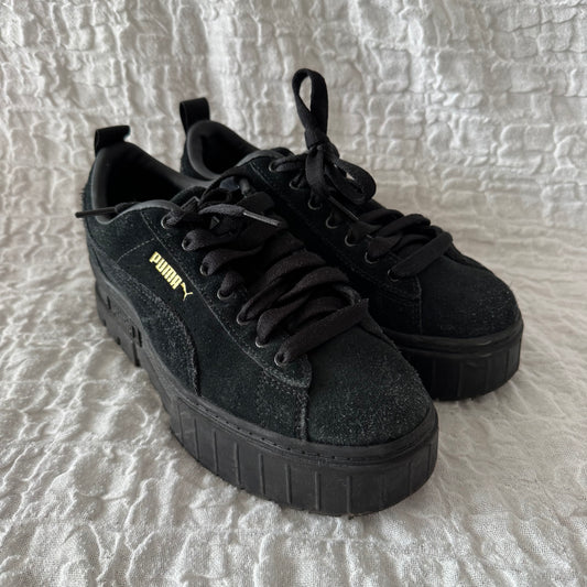 Schwarze Puma-Schuhe